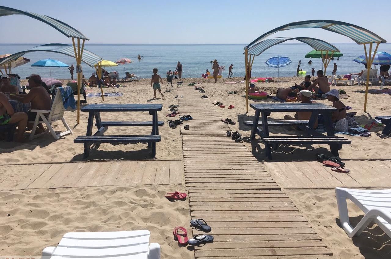 У пляжного отеля в Одесской области вандалы разломали деревянный настил, который установили для отдыхающих-колясочников «фото»
