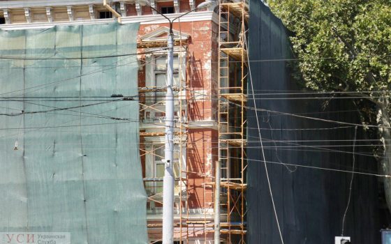 Нечем дышать: в центре Одессы реставраторы забили жильцам дома-памятника архитектуры окна и двери фанерой (фото) «фото»