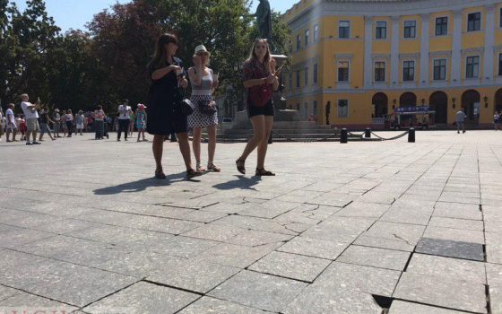 Тротуарная плитка у Дюка дала трещины и расползается (фото) usionline.com Тротуарная плитка у Дюка дала трещины и расползается (фото) «фото»