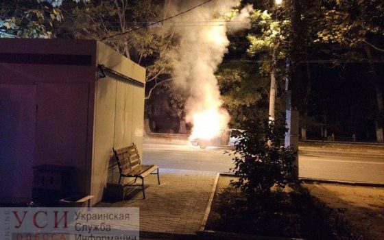 На Таирова горит автомобиль (фото) usionline.com На Таирова горит автомобиль (фото) «фото»
