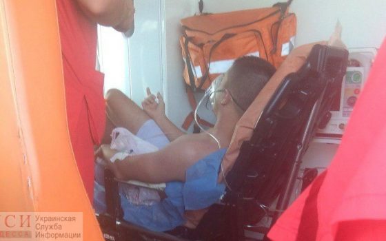 Успели: в Одессе спасатели вернули к жизни парня, едва не утонувшего в море «фото»