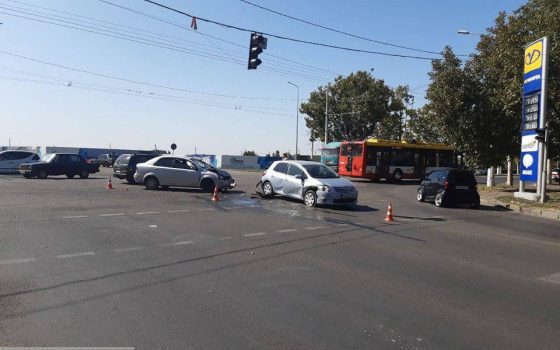 На въезде в аэропорт водитель иномарки не уступил дорогу и столкнулся со встречным авто – есть пострадавшие usionline.com На въезде в аэропорт водитель иномарки не уступил дорогу и столкнулся со встречным авто – есть пострадавшие «фото»