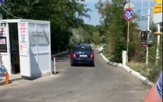 Одесситы снесли шлагбаум на 13 станции Большого Фонтана, где незаконно взимали деньги за въезд (видео) «фото»