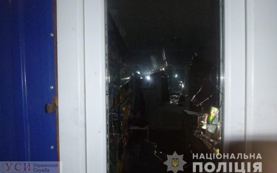 Двое мужчин, приехав в гости в поселок под Одессой, обокрали магазин usionline.com Двое мужчин, приехав в гости в поселок под Одессой, обокрали магазин «фото»