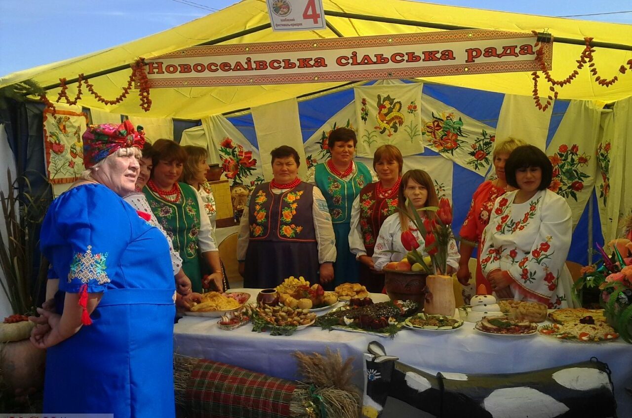 Десятки видов колбас и поросячьи бега: в украинской “колбасной столице” Любашевке проходит фестиваль-ярмарка (фото) «фото»