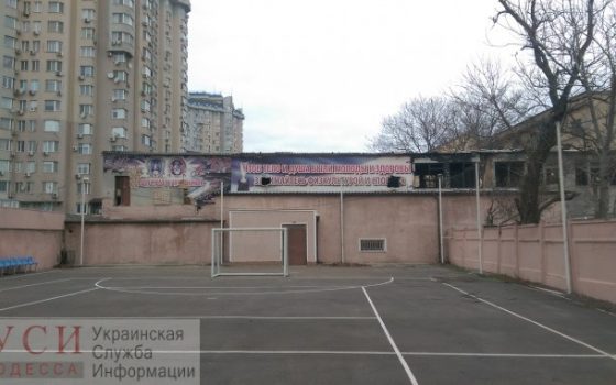 В Бисквитном переулке отдают в аренду 19 соток частной фирме под проданный учебный комбинат usionline.com В Бисквитном переулке отдают в аренду 19 соток частной фирме под проданный учебный комбинат «фото»