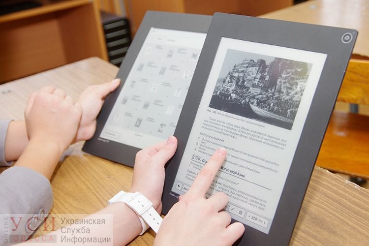 Битва за электронный учебник: депутаты выделят 7 миллионов на е-книги «фото»