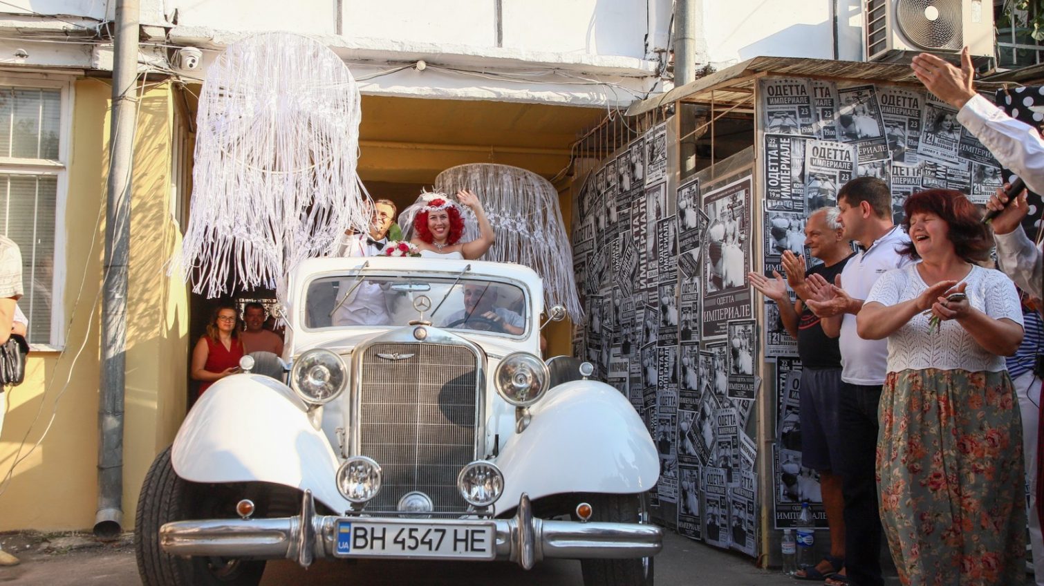 Во дворе на Молдаванке “сыграли” одесскую свадьбу на 200 гостей (фото) «фото»