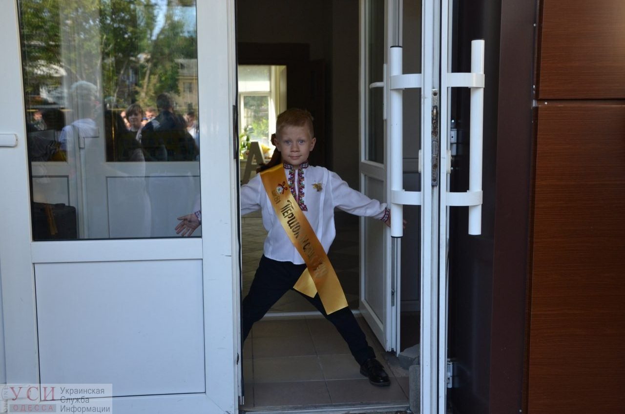 В одесских школах прозвенел первый звонок: линейка в деталях (фоторепортаж) «фото»