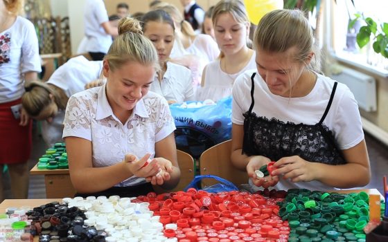 Эко – рекордсмены: в селе под Одессой дети хотят установить мировой рекорд и создают гигантскую инсталляцию из пластика (видео) usionline.com Эко – рекордсмены: в селе под Одессой дети хотят установить мировой рекорд и создают гигантскую инсталляцию из пластика (видео) «фото»