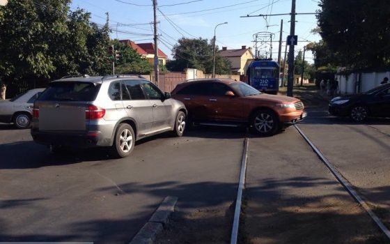 В аварии, из-за которой на Фонтане встали 18-е трамваи, пострадал трехлетний ребенок «фото»