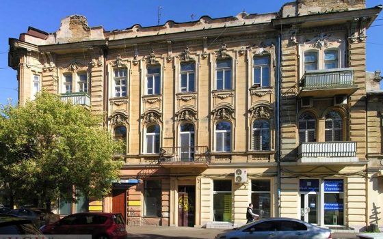 Пенопластовый карниз к пластиковой двери: многострадальное здание на Троицкой продолжают “украшать по-богатому” (фото) usionline.com Пенопластовый карниз к пластиковой двери: многострадальное здание на Троицкой продолжают “украшать по-богатому” (фото) «фото»