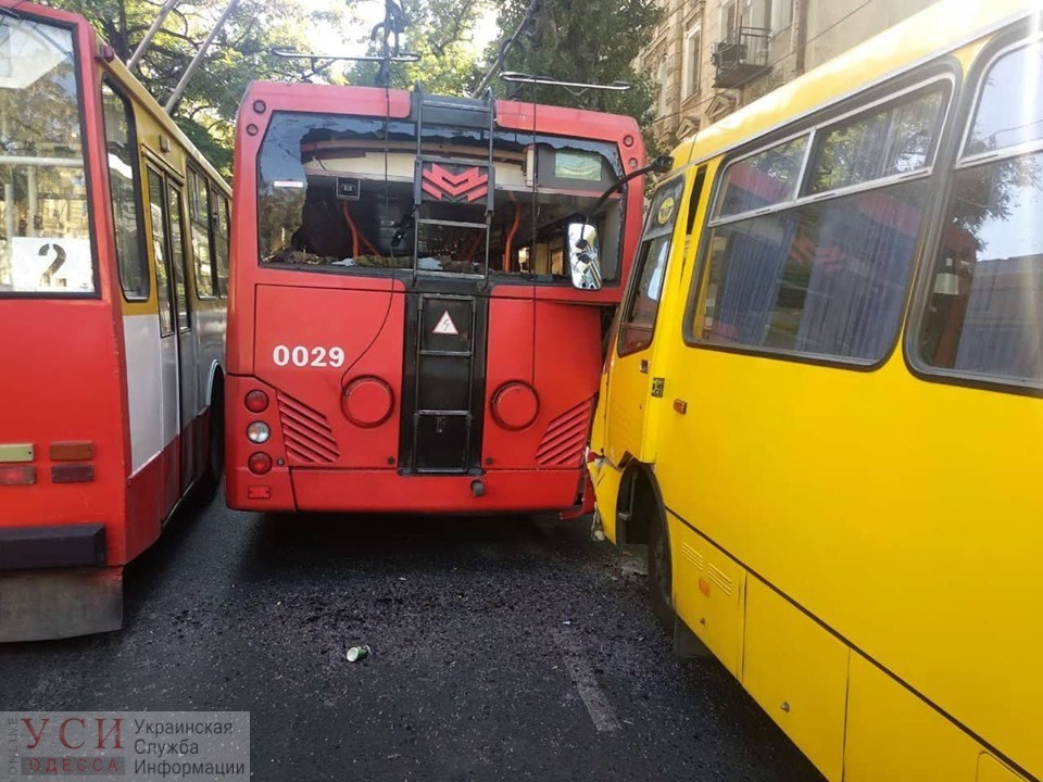 На Канатной маршрутка врезалась в троллейбус: есть пострадавшие ОБНОВЛЕНО «фото»