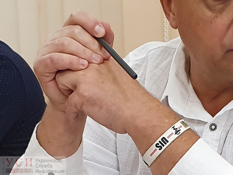За 9 месяцев в Одесском горсовете не смогли реализовать проект медицинских браслетов для одиноких пожилых людей «фото»