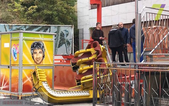 Опасные аттракционы: в Аркадии с “Бомбера” слетела кабина (фото, видео) «фото»