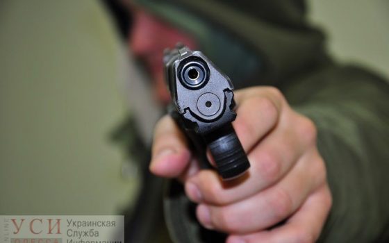Трое с пистолетом и ножом: жителя Измаила ограбили почти на миллион гривен «фото»