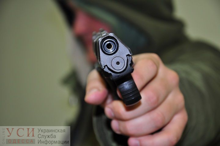 Трое с пистолетом и ножом: жителя Измаила ограбили почти на миллион гривен «фото»