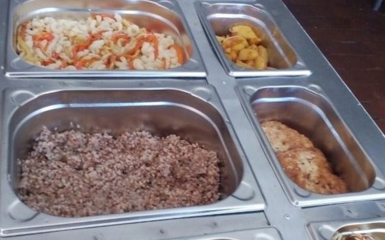 “Фаршированный перец, блинчики с мясом, овощи, фрукты”, – две одесские школы перевели на новое меню «фото»