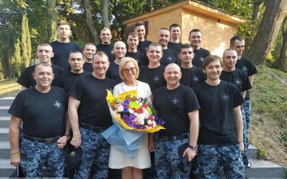 Освобожденные из плена военные моряки летят из Киева в Одессу «фото»