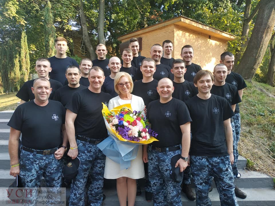 Освобожденные из плена военные моряки летят из Киева в Одессу «фото»