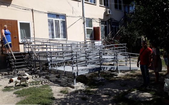 На Пересыпи для ребенка-колясочника построили пандус-лабиринт, “похожий на гоночный трек” (фото) «фото»