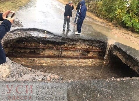 На дороге под Болградом ливень размыл огромный провал: проезд перекрыт (фото) «фото»