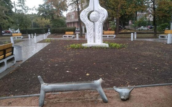 Вандалы сломали “лавку-собаку” в новом одесском сквере (фото) usionline.com Вандалы сломали “лавку-собаку” в новом одесском сквере (фото) «фото»