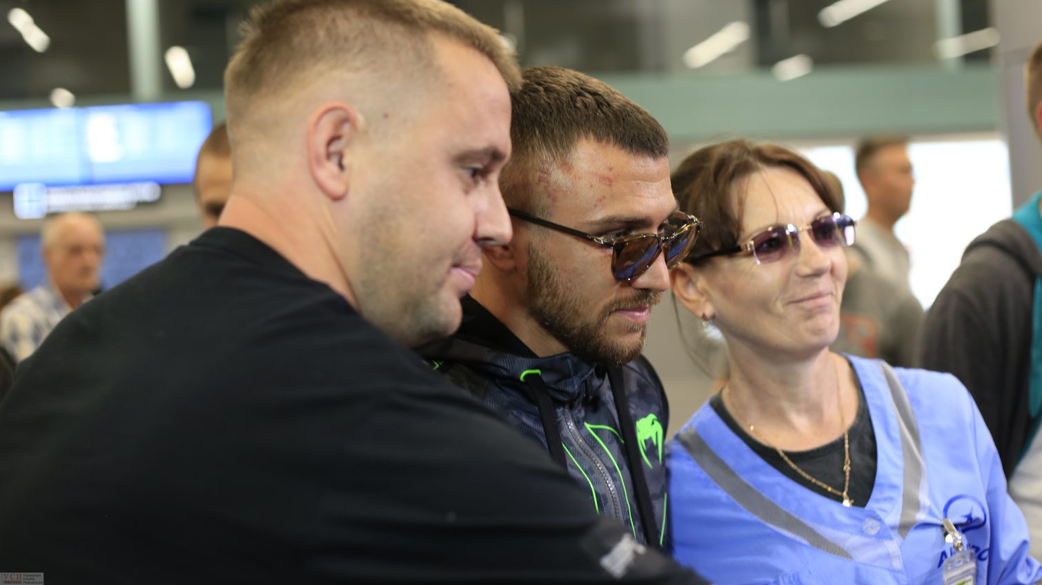 В Одесском аэропорту фанаты аплодисментами встретили трехкратного чемпиона мира по боксу Василия Ломаченко (фото) «фото»