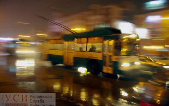На улице Грушевского остановились троллейбусы: местные жители перекрыли дорогу (обновлено) usionline.com На улице Грушевского остановились троллейбусы: местные жители перекрыли дорогу (обновлено) «фото»