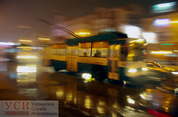 На улице Грушевского остановились троллейбусы: местные жители перекрыли дорогу (обновлено) «фото»