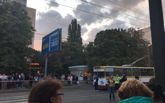 Во время перекрытия дороги на Таирова водитель авто попытался проехать и нанес травмы участнику акции (фото) usionline.com Во время перекрытия дороги на Таирова водитель авто попытался проехать и нанес травмы участнику акции (фото) «фото»