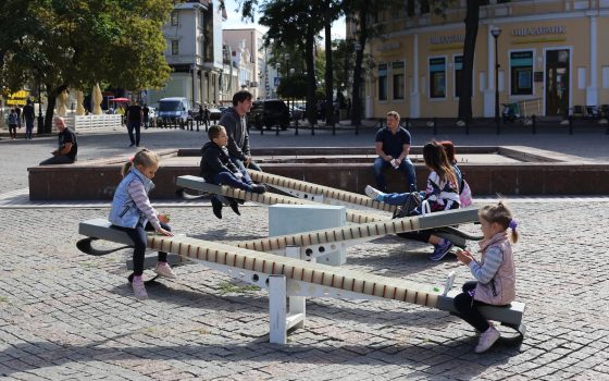 “Бриллиантовые качели” на Греческой площади пострадали от вандалов: им было плохо и без этого (фото) usionline.com “Бриллиантовые качели” на Греческой площади пострадали от вандалов: им было плохо и без этого (фото) «фото»