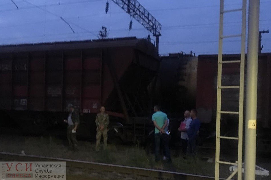 Мальчик получил смертельный разряд током, когда перелазил через вагон в Малиновском районе «фото»