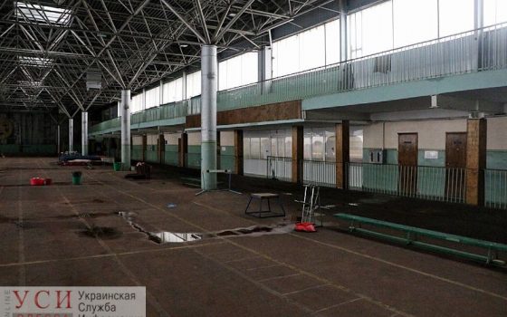 Недоремонтированный манеж: одесские олимпийцы по-прежнему тренируются среди луж (фото, видео) «фото»