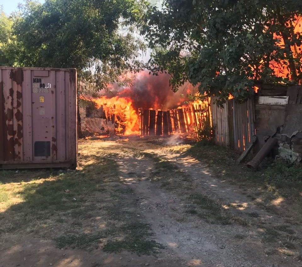 В Черноморске горят самострои: местные жители подозревают поджог (фото, видео) «фото»