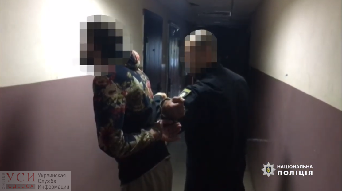 В Одессе мужчина взял в заложницы свою жену и ее беременную подругу и требовал 3 тысячи долларов (видео) «фото»