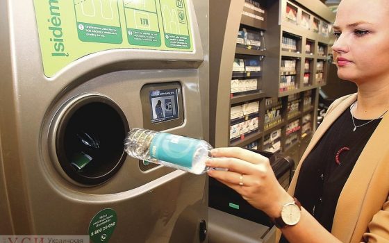 В Украине планируют ввести автоматы, обменивающие пластиковые бутылки на деньги или спецчеки «фото»