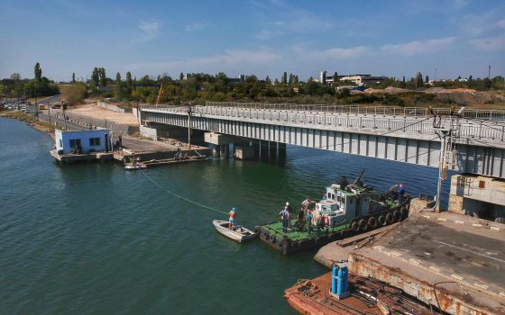 “Дорога жизни” на Сухом лимане: пешеходы прыгают по недостроенному мосту или платят 10 гривен за место в лодке на другой берег (фото, видео) «фото»