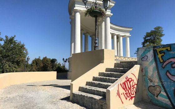 Забор, скамейки и сети: одесситы предлагают оградить травмоопасную колоннаду (фото, видео) «фото»