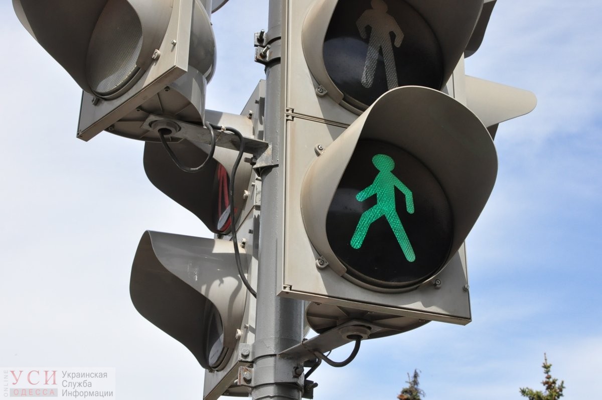 Всем зеленый: в центре Одессы сломался светофор и запутал пешеходов и водителей (видео) «фото»
