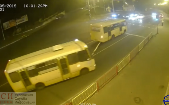 В Одессе маршрутка протаранила забор и светофор: появилось видео происшествия (видео) «фото»