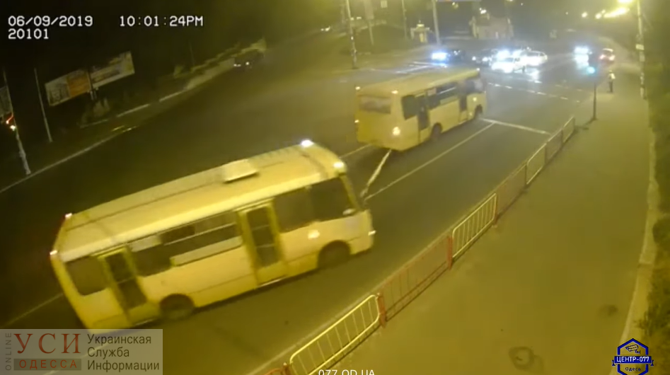 В Одессе маршрутка протаранила забор и светофор: появилось видео происшествия (видео) «фото»