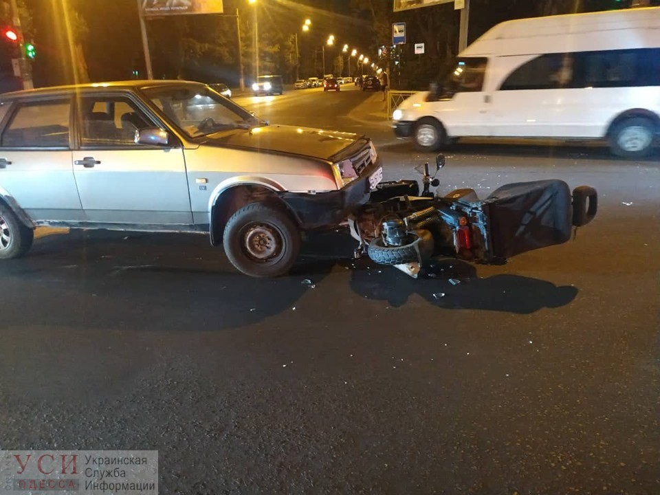 На Черемушках произошла авария: водитель и пассажир мопеда в больнице (фото) «фото»