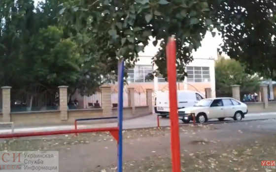 Одесситы просят установить шлагбаум возле школы в Суворовском районе и наказать автомобилистов-нарушителей (видео) «фото»