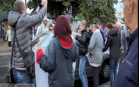 Видео наезда на протестующих на Таирова, где пострадало 2 человека usionline.com Видео наезда на протестующих на Таирова, где пострадало 2 человека «фото»