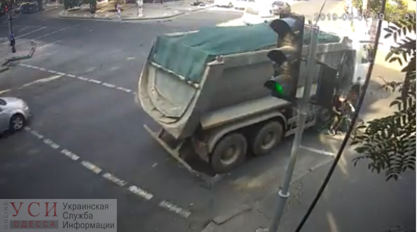 Сокрушительное ДТП в центре Одессы: грузовик не разминулся с велосипедистом (видео) «фото»