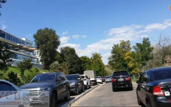 В Одесском горсовете объявили рейд на нарушителей правил парковки на 13-й Фонтана «фото»