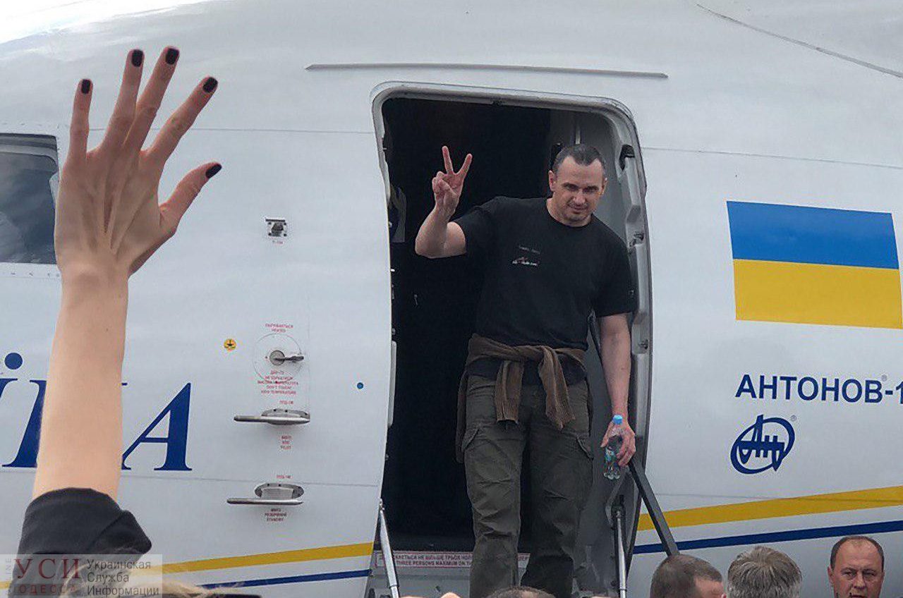 Украинские пленные вернулись в Киев: их встречают родственники и президент (трансляция, список) «фото»