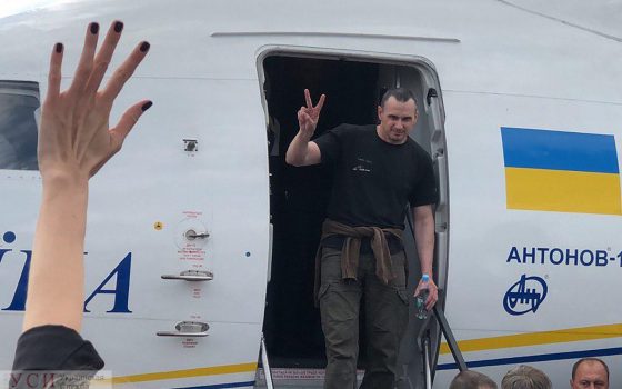 Украинские пленные вернулись в Киев: их встречают родственники и президент (трансляция, список) «фото»