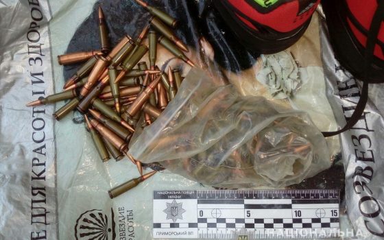 В центре Одессы задержали мужчину с сотней автоматных патронов: он сказал, что нашел их на свалке (фото) «фото»